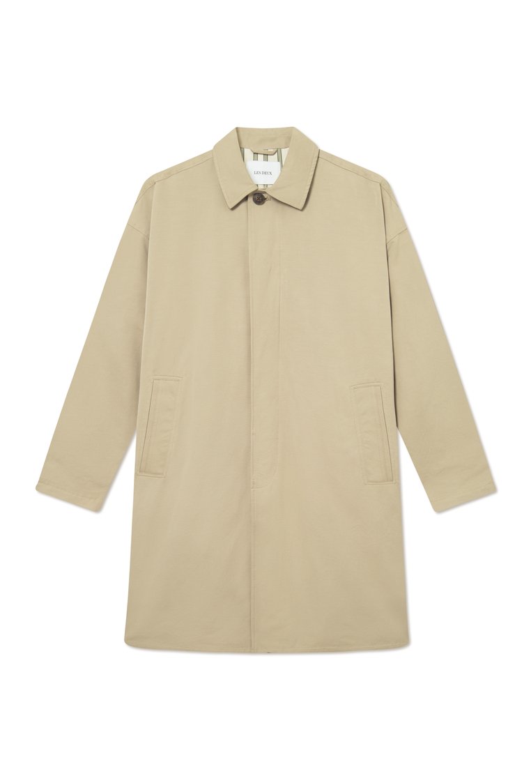 Beige Baumwoll-Trenchcoat mit geradem Schnitt, Knopfleiste und zwei Vorderstaschen. Verfügt über einen klassischen Kragen und entspannte Ärmel.