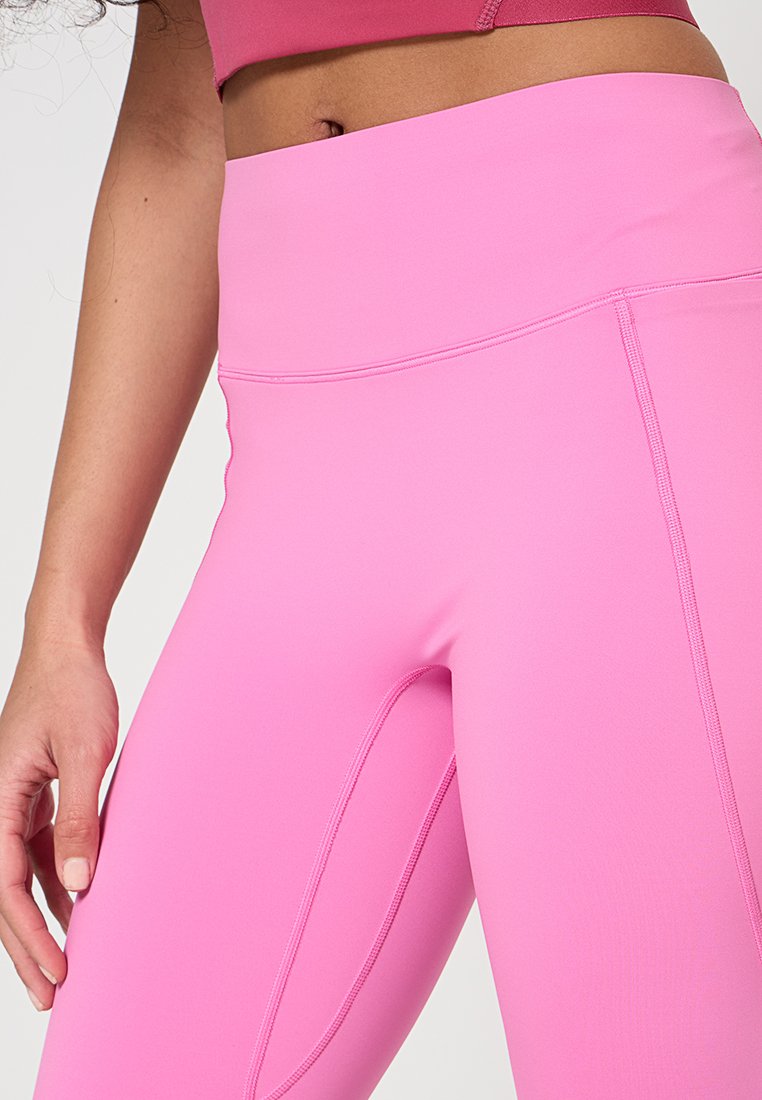 Nike Performance UNIVERSA