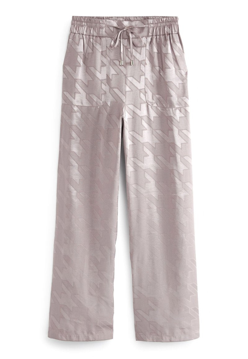 Helle rosa weite Hosen mit einem Hahnentrittmuster, elastischem Taillenbund, Zugband und zwei Seitentaschen, die eine glatte, glänzende Textur aufweisen.