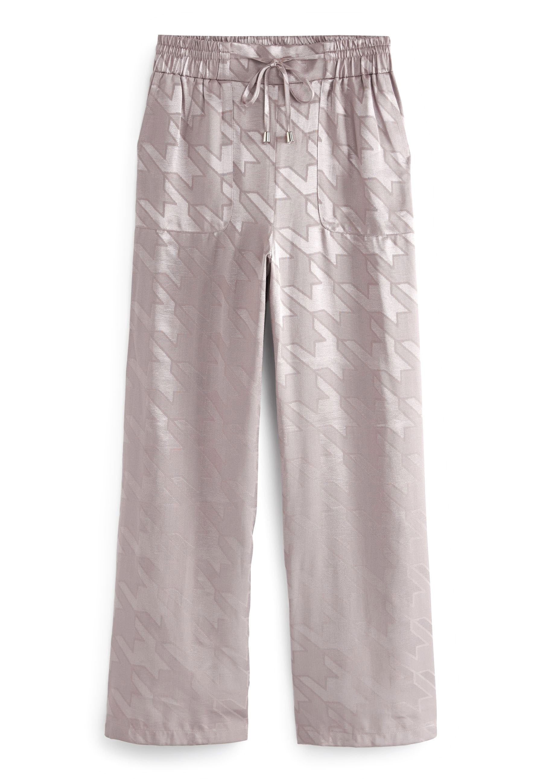 Helle rosa weite Hosen mit einem Hahnentrittmuster, elastischem Taillenbund, Zugband und zwei Seitentaschen, die eine glatte, glänzende Textur aufweisen.