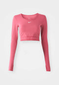 Langärmliges, kurz geschnittenes Sportoberteil in einfarbig Pink mit rundem Halsausschnitt. Das Material ist glatt mit einem dezenten Glanz und trägt das "NIKE PRO" Branding am Saum.