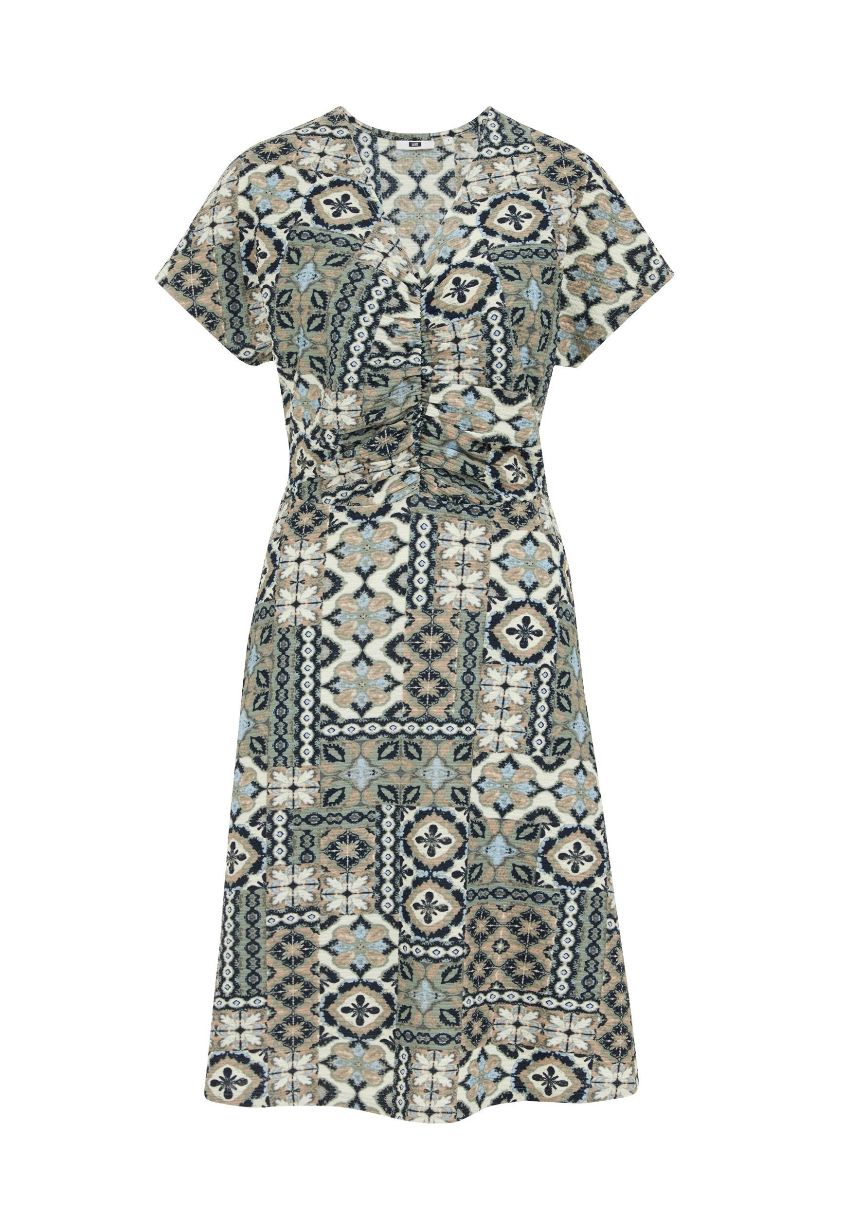 Das kurzärmlige Kleid zeigt ein geometrisches Muster in erdigen Tönen, das Grün, Blau und Beige vereint, mit einem gerafften Detail in der Taille.