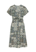 Das kurzärmlige Kleid zeigt ein geometrisches Muster in erdigen Tönen, das Grün, Blau und Beige vereint, mit einem gerafften Detail in der Taille.