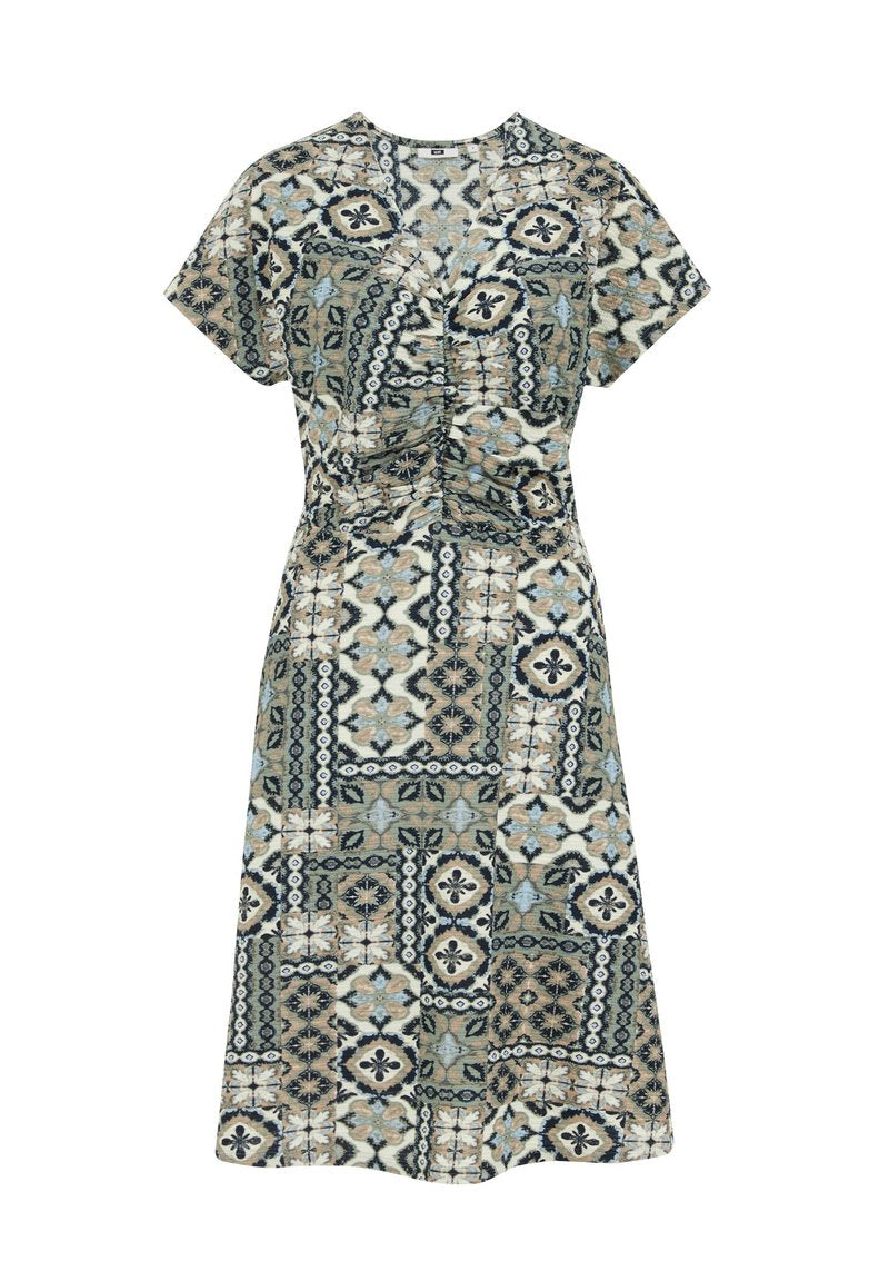 Das kurzärmlige Kleid zeigt ein geometrisches Muster in erdigen Tönen, das Grün, Blau und Beige vereint, mit einem gerafften Detail in der Taille.