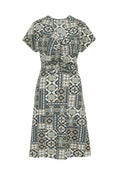 Das kurzärmlige Kleid zeigt ein geometrisches Muster in erdigen Tönen, das Grün, Blau und Beige vereint, mit einem gerafften Detail in der Taille.