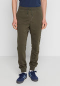 Olivegrüne Baumwoll-Jogger mit einem elastischen Bund, Kordelzug und seitlichen Taschen. Verfügt über kontrastierende Logodetails am linken Bein.