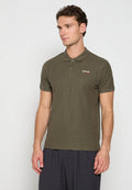 Olivgrünes Polo-Shirt aus Baumwolle, mit einem klassischen Kragen, einer Drei-Knopf-Leiste und kleinem besticktem Logo auf der Brust.