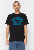 Schwarzes Baumwoll-T-Shirt mit blauer Grafikbeschriftung "POWERED BY DIESEL" in fetter Schriftart, mit rundem Halsausschnitt und kurzen Ärmeln.