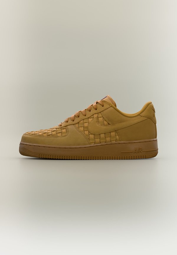 Nike Sportswear AIR FORCE 1 LOW RETRO PRM ESS - High-top trainers - wheat/wheat-sail-team red-mtlc silver