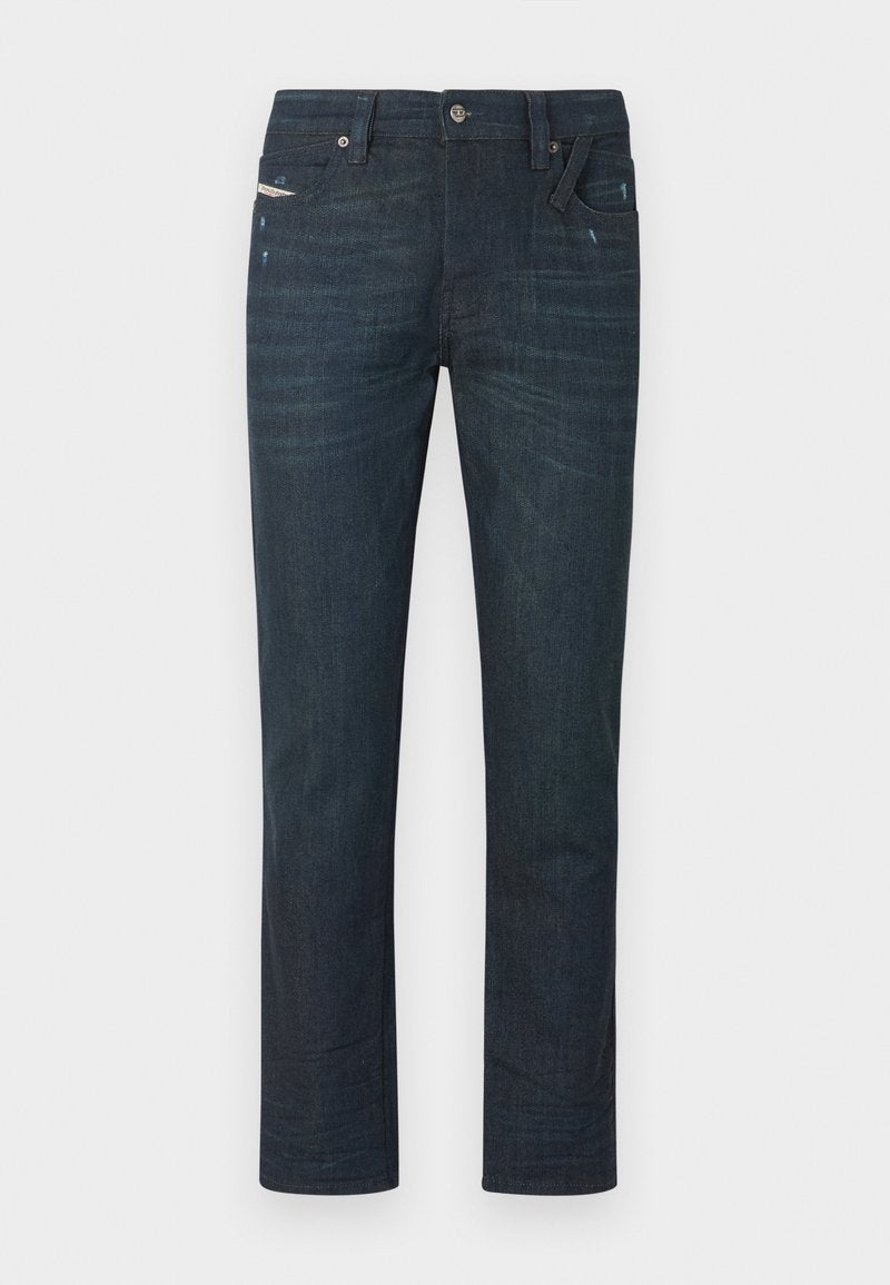 Dunkelblaue, gerade geschnittene Jeans mit leichtem Verblassen und Destroyed-Details, vorderer Knopfverschluss, Gürtelschlaufen und fünf sichtbaren Taschen.