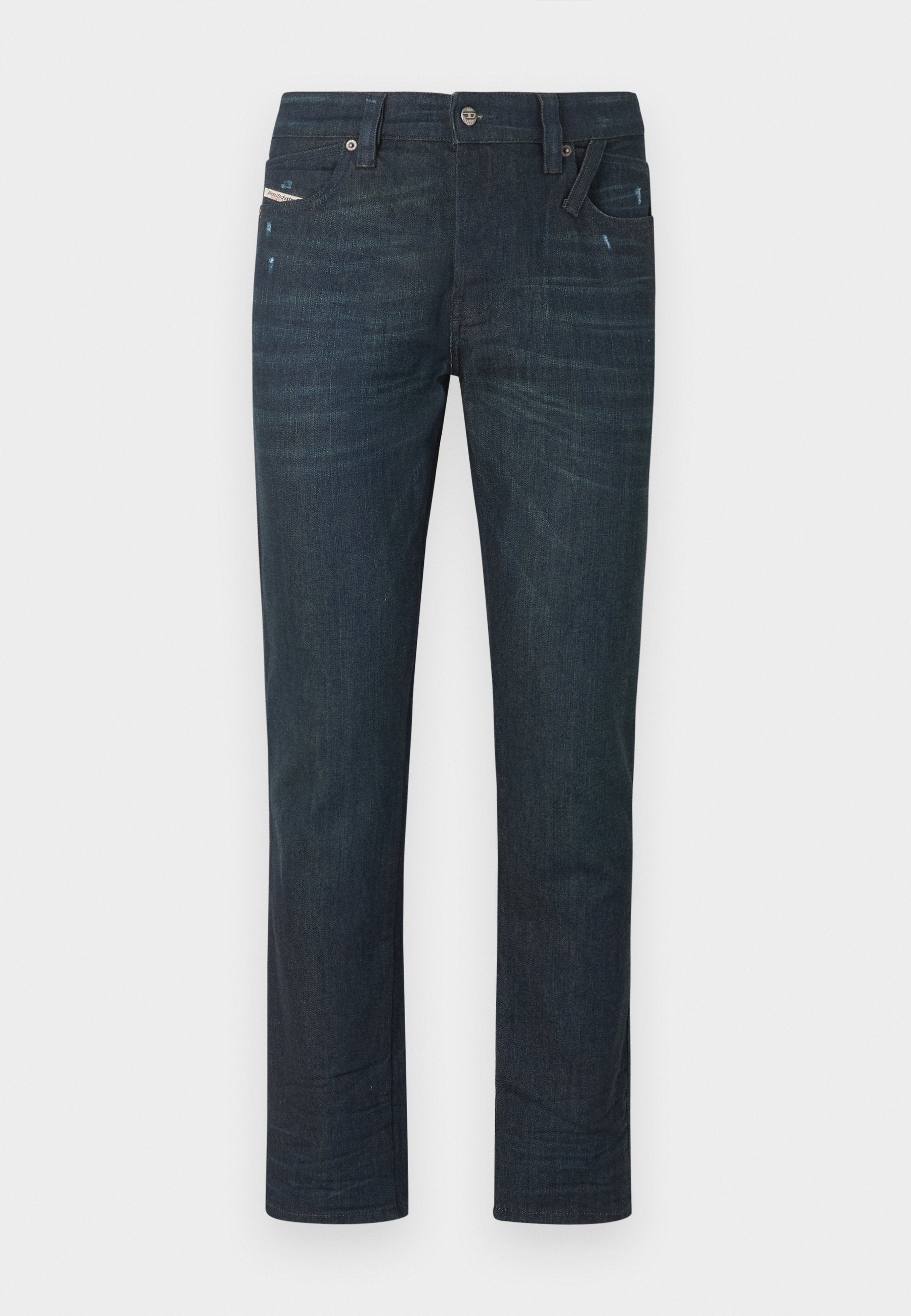 Dunkelblaue, gerade geschnittene Jeans mit leichtem Verblassen und Destroyed-Details, vorderer Knopfverschluss, Gürtelschlaufen und fünf sichtbaren Taschen.