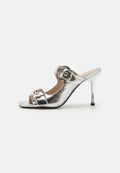 Silberne High-Heel-Mules mit zwei vorderen Riemen, die über Schnallenakzente verfügen. Glatte metallische Textur mit offenen Zehen und einem schlanken Absatz.