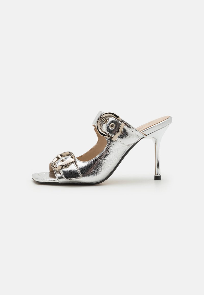 Silberne High-Heel-Mules mit zwei vorderen Riemen, die über Schnallenakzente verfügen. Glatte metallische Textur mit offenen Zehen und einem schlanken Absatz.