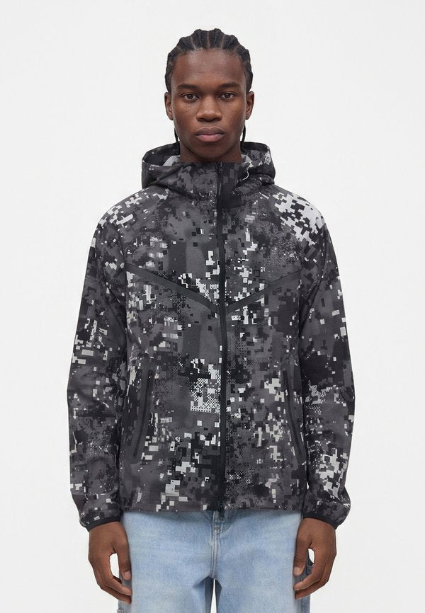 Nike Sportswear M NK TCH DF WVN WR FZ JKT AOP - Light jacket - lt smoke grey black