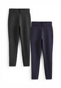 Zwei Paare Leggings: eine schwarze und eine marineblaue. Sie verfügen über einen breiten Bund, eine glatte Textur und eine figurbetonte Silhouette.
