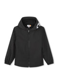 Schwarze Kapuzenjacke mit einem Frontreißverschluss, elastischen Bündchen und zwei großen Fronttaschen. Mit einem Logo auf der Kapuze. Hergestellt aus glattem Stoff.