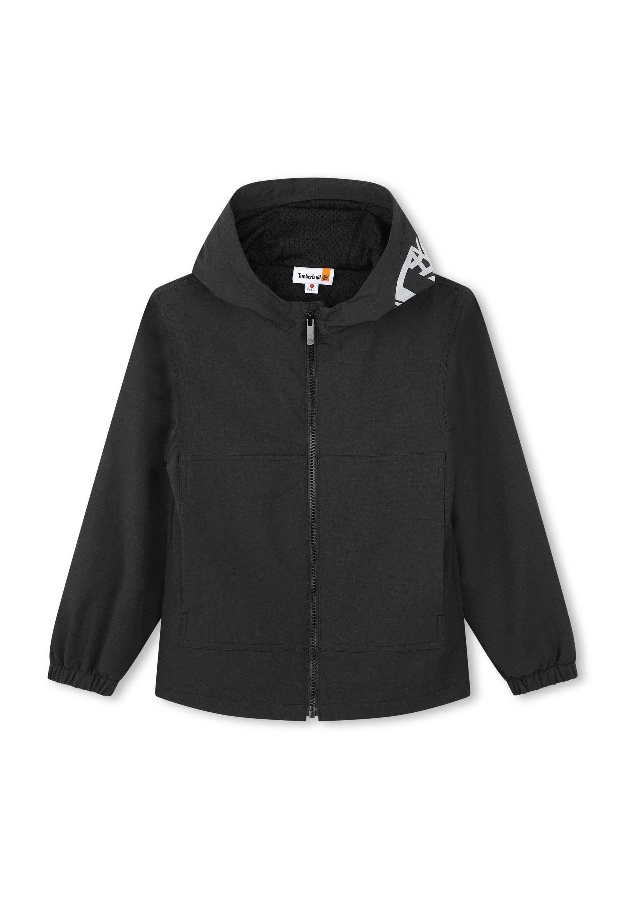 Schwarze Kapuzenjacke mit einem Frontreißverschluss, elastischen Bündchen und zwei großen Fronttaschen. Mit einem Logo auf der Kapuze. Hergestellt aus glattem Stoff.