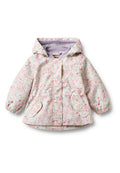Leichte Jacke mit floralen Mustern und Kapuze, in Pastellfarben, mit elastischen Bündchen und zwei vorderen Taschen. Hergestellt aus einem glatten Stoff.
