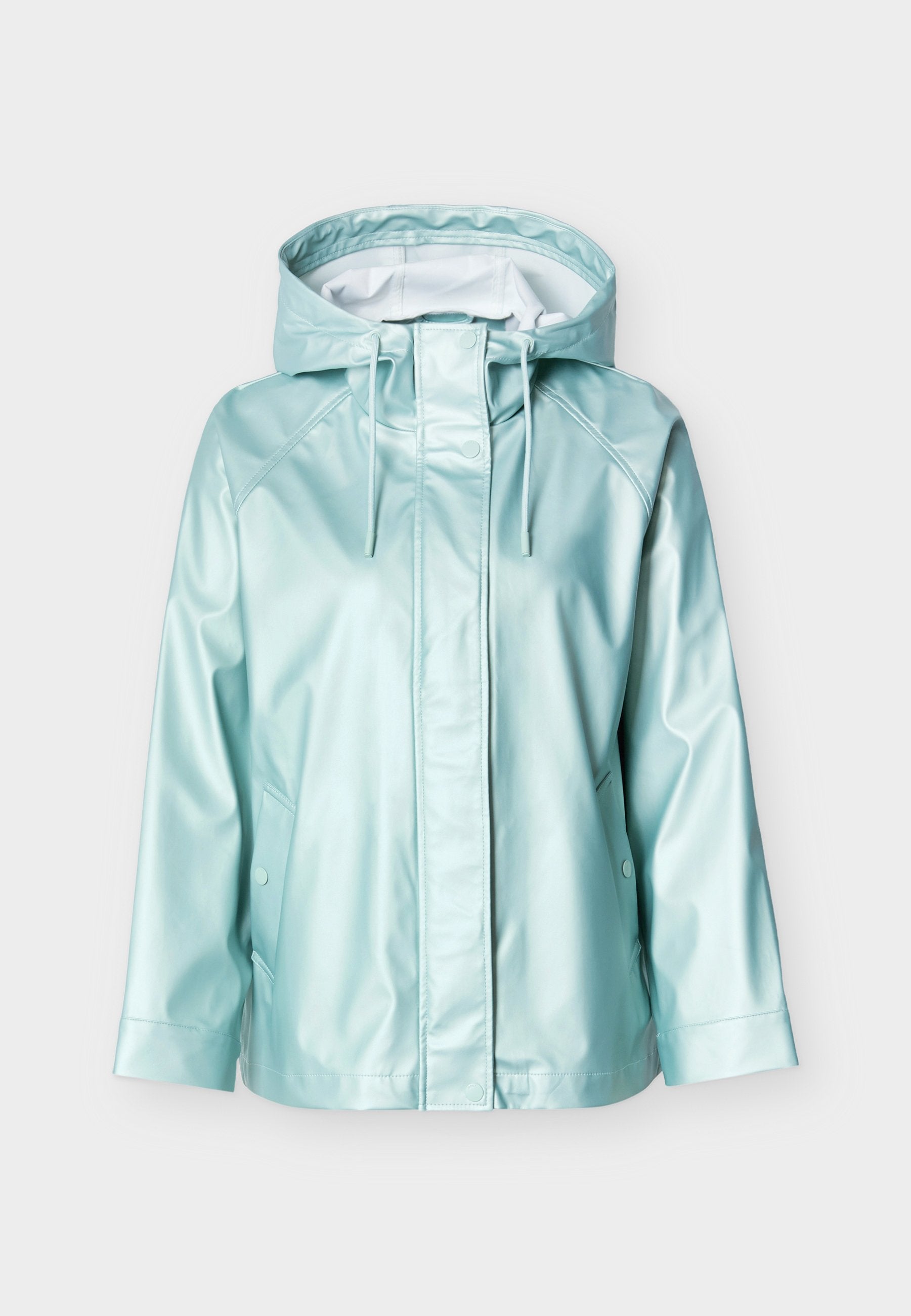 Hellblaue wasserdichte Jacke mit Kapuze, mit einer vorderen Verschlussleiste, Seitentaschen und einer glatten, glänzenden Oberfläche.