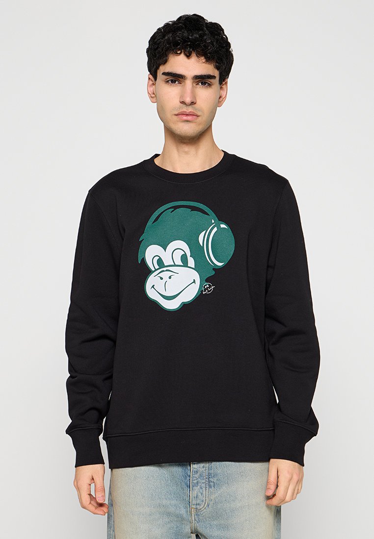 Schwarzer Pullover mit großem grünem Affenmotiv mit Kopfhörern auf der Vorderseite, aus weichem Stoff mit gerippten Bündchen und Saum.