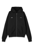 Schwarze Zip-Hoodie aus weichem Stoff mit Kapuze, Fronttaschen und gestickten Logos auf der Brust und der oberen linken Seite.