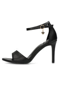 Schwarze High-Heel-Sandalen aus glattem Leder. Sie verfügen über eine offene Zehenpartie, einen Vorderfussriemen, einen verstellbaren Knöchelriemen und einen goldenen Charme-Akzent.