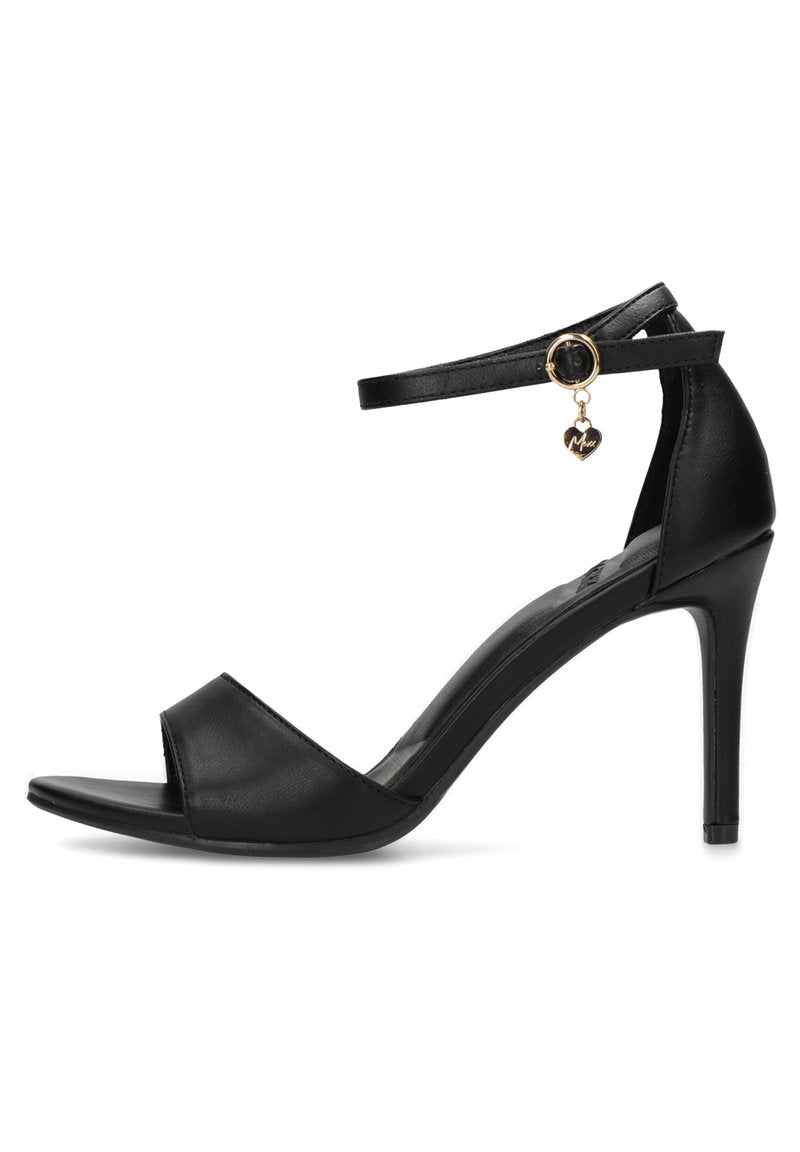 Schwarze High-Heel-Sandalen aus glattem Leder. Sie verfügen über eine offene Zehenpartie, einen Vorderfussriemen, einen verstellbaren Knöchelriemen und einen goldenen Charme-Akzent.