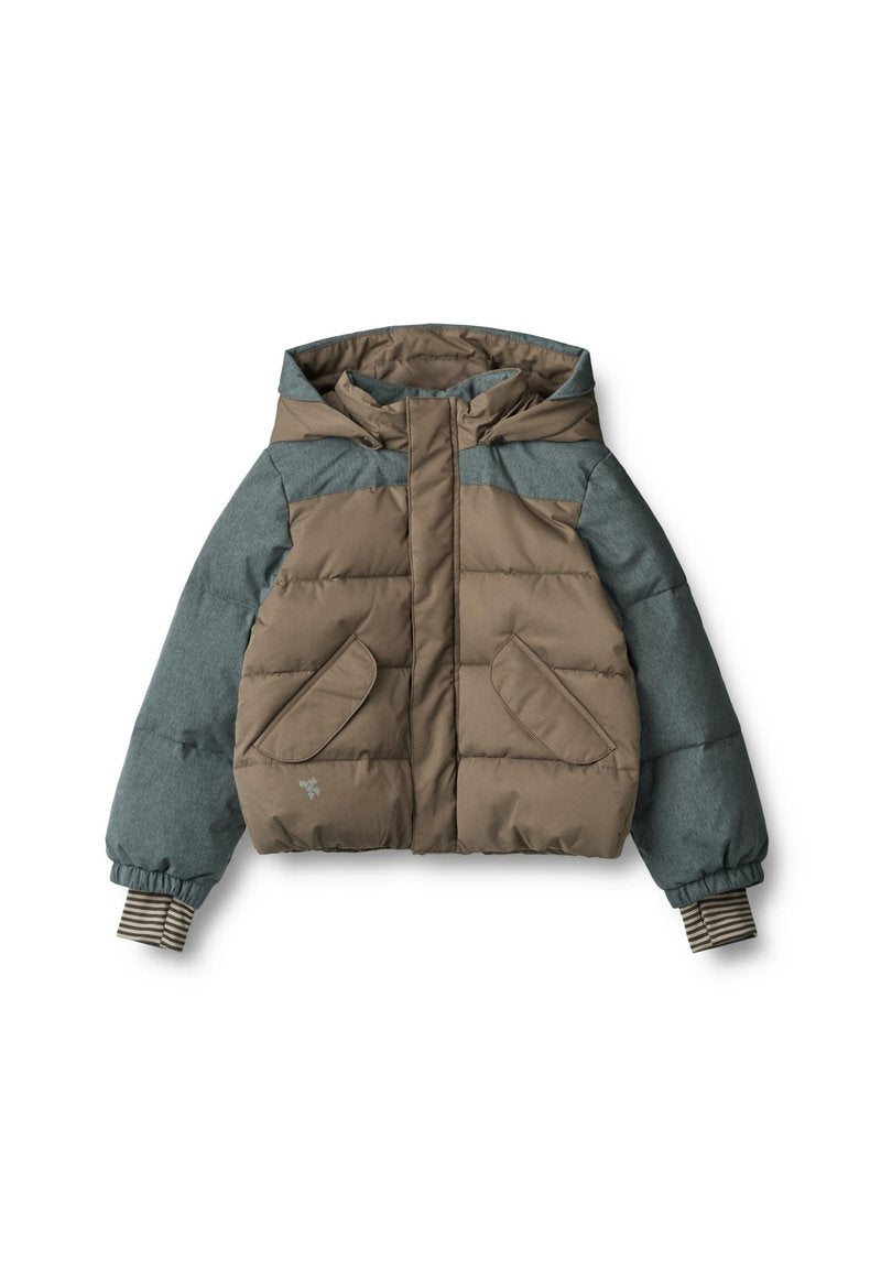Steppjacke in Braun und Blaugrün mit Kapuze, zwei Fronttaschen, gerippten Bündchen und gesteppter Verarbeitung zur Isolierung.