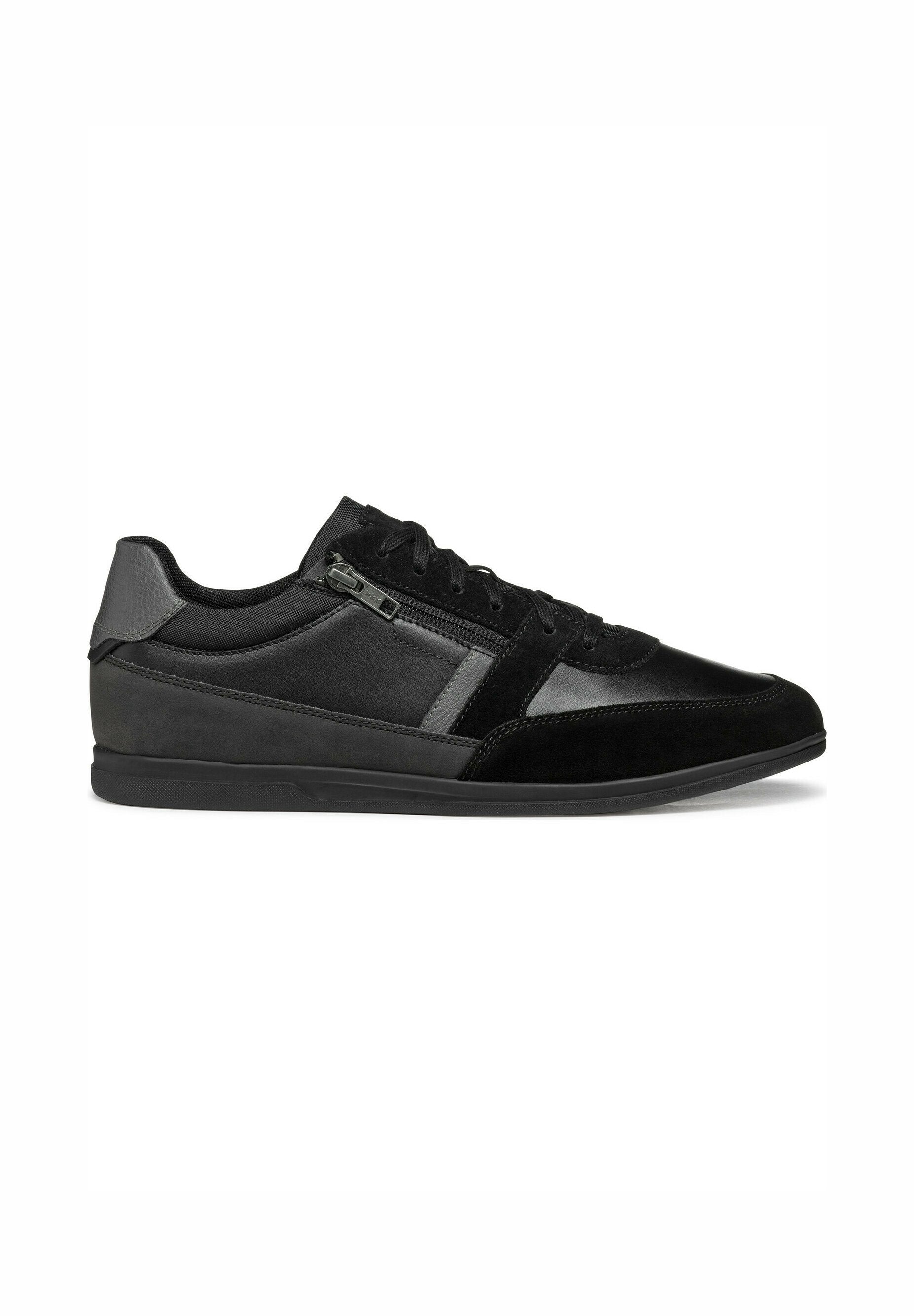 Schwarze Sneaker aus einer Kombination von Leder und Wildleder mit einer glatten Textur, Schnürverschluss und einem Reißverschlussdetail an der Seite.