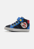 Blaue und schwarze High-Top-Sneakers mit Klettverschluss, Gummisohle, mit einem Mario-Motiv und einem gelben Fragezeichen-Akzent.