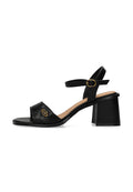 Schwarze Absatzsandalen mit einer strukturierten, schlangenlederähnlichen Oberfläche. Offene Zehenpartie, Knöchelriemen mit einer goldenen Schnalle und ein Blockabsatz.