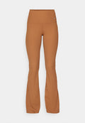 Braune, gerippte, ausgestellt Leggings mit hoher Taille; aus einem dehnbaren Material gefertigt; verfügt über ein kleines Logo auf der Vorderseite.