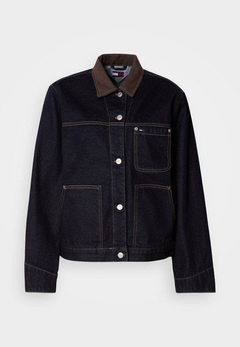 Dunkle Denimjacke mit braunem Kragen, Knopfleiste vorne, drei Taschen und kontrastierenden Nähten auf weißem Hintergrund.