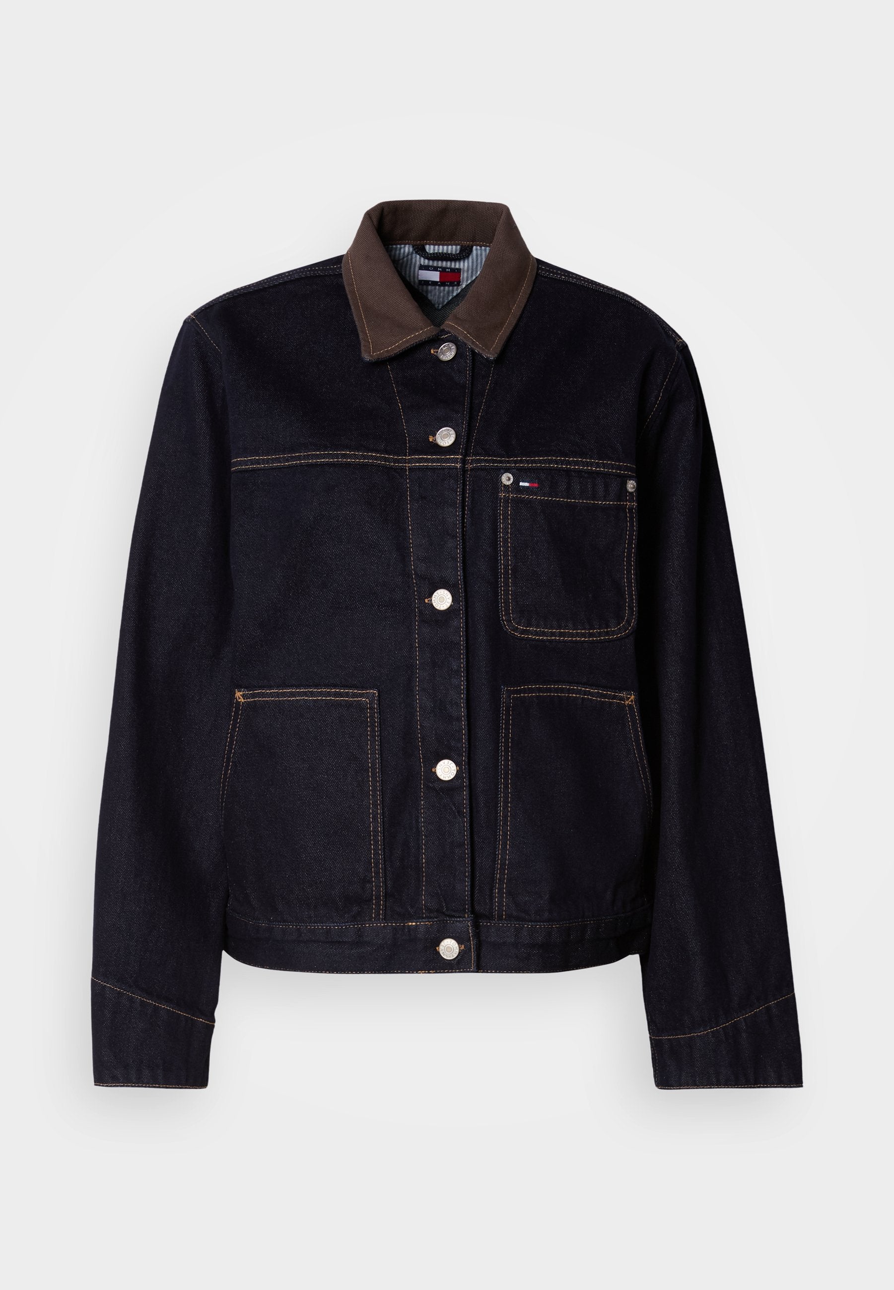 Dunkle Denimjacke mit braunem Kragen, Knopfleiste vorne, drei Taschen und kontrastierenden Nähten auf weißem Hintergrund.