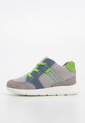 Graue und blaue Sneakers mit grünen Akzenten, hergestellt aus Mesh und Wildleder, mit gepolstertem Kragen, runden Schnürsenkeln und strukturiertem Sohlen.