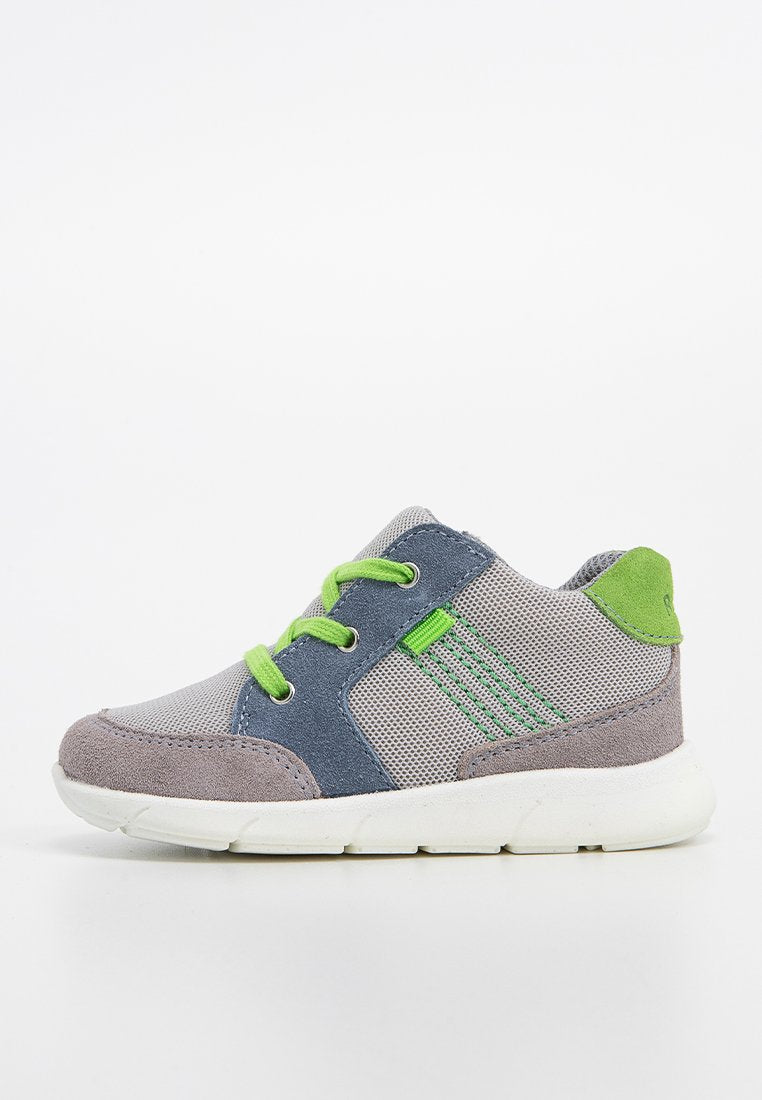 Graue und blaue Sneakers mit grünen Akzenten, hergestellt aus Mesh und Wildleder, mit gepolstertem Kragen, runden Schnürsenkeln und strukturiertem Sohlen.
