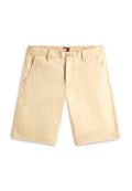Beige knielange Herren-Shorts mit Gürtelschlaufen, vorderem Knopf und Reißverschluss, zwei Seitentaschen und einem kleinen Logotag am Taillenbund.
