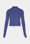 Anpassbare langärmlige Zip-Jacke in Dunkelblau. Hergestellt aus dehnbarem Material, mit hohem Kragen und glatter Textur. Schlichtes Design.