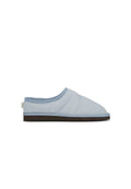 Hellblaue Slip-On-Hausschuhe mit gestepptem Obermaterial, weichem Kragen und flacher dunkelbrauner Sohle, seitlich auf weißem Hintergrund gezeigt.