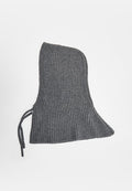 Grau gerippte Strick-Balaclava mit einer Bindeschnur auf einer Seite, konzipiert für vollständige Kopf- und Nackenbedeckung.