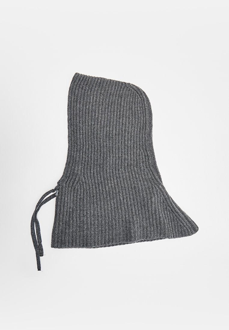 Grau gerippte Strick-Balaclava mit einer Bindeschnur auf einer Seite, konzipiert für vollständige Kopf- und Nackenbedeckung.