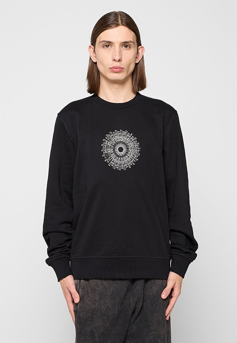 Schwarzer Pullover aus Baumwolle mit langen Ärmeln, der ein kreisförmiges grafisches Design in Weiß auf der Brust aufweist. Rippstrickkragen und -manschetten.