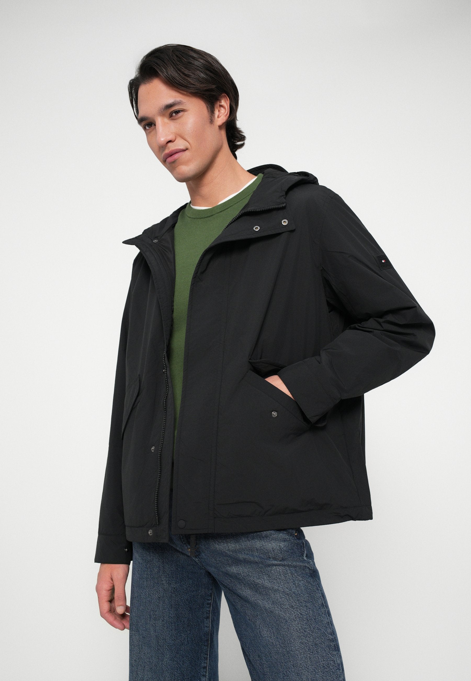 LIGHTWEIGHT PACKABLE HOODED JACKET Media 5