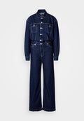 Dunkelblaue Jeansjacke mit silbernen Knöpfen und passender hochgeschneiderter Hose mit weitem Bein, mit weißen Nähten und vorderen Taschen.