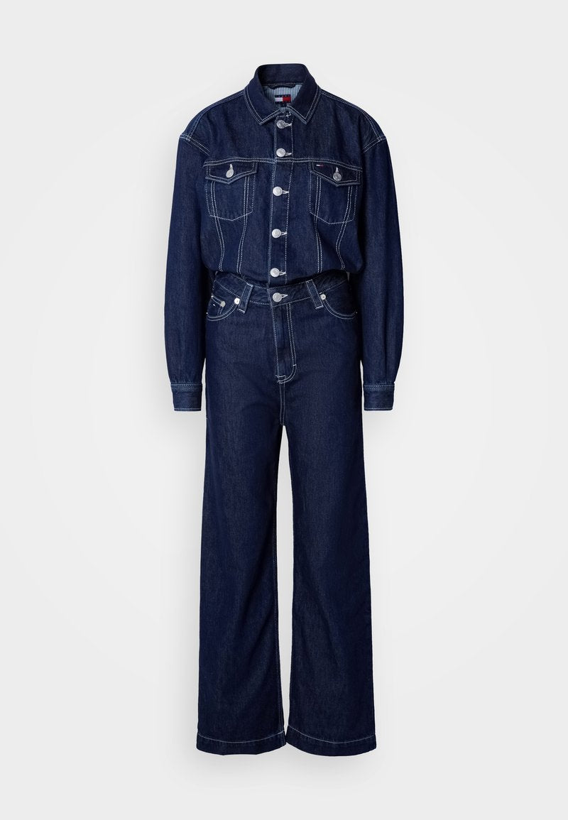 Dunkelblaue Jeansjacke mit silbernen Knöpfen und passender hochgeschneiderter Hose mit weitem Bein, mit weißen Nähten und vorderen Taschen.