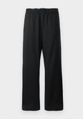 Schwarze Hose mit weitem Bein, elastischem Bund mit Kordelzug und glattem, leichtem Stoff. Enthält Seitentaschen.