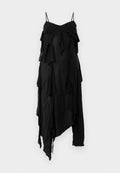 Schwarzes Kleid mit dünnen Trägern, das mehrlagige Rüschen und einen asymmetrischen Saum aufweist. Hergestellt aus einem leichten Stoff mit glatter Textur.