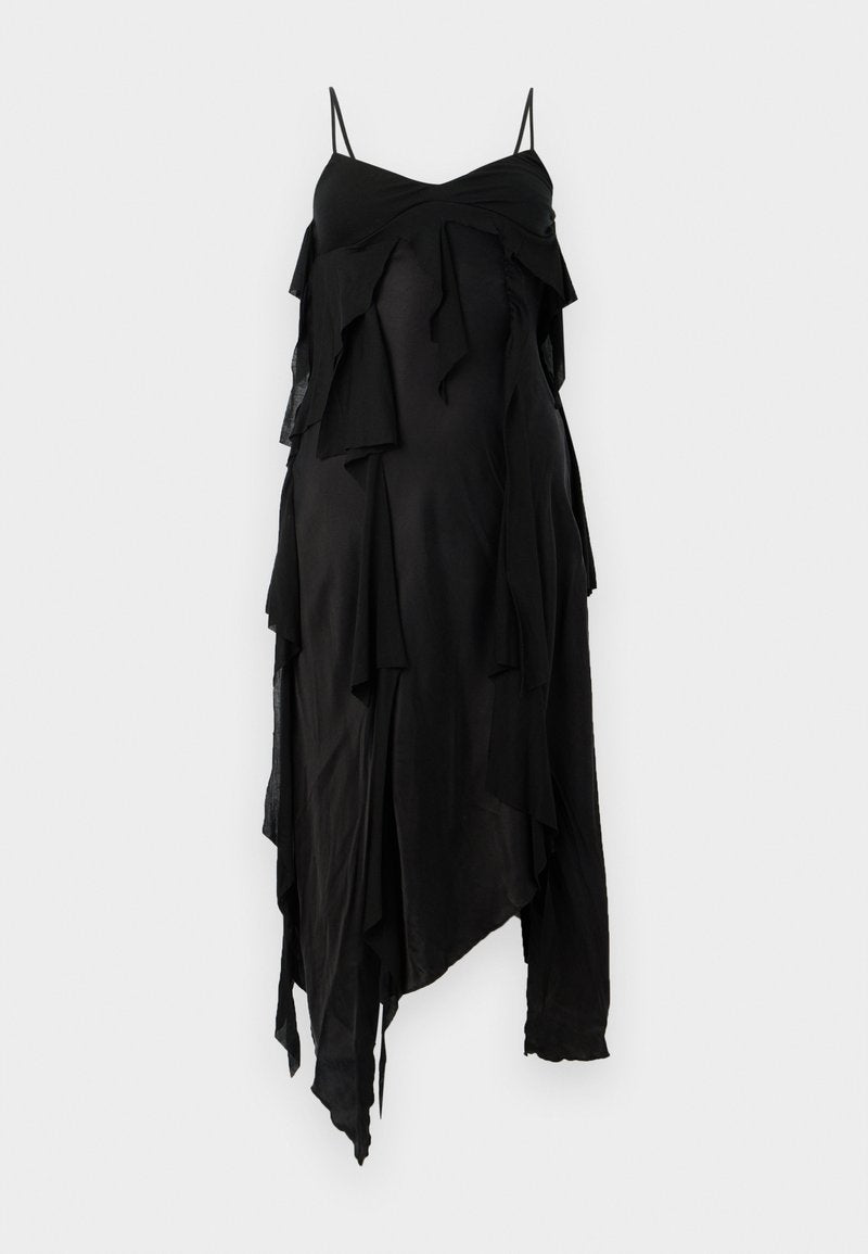 Schwarzes Kleid mit dünnen Trägern, das mehrlagige Rüschen und einen asymmetrischen Saum aufweist. Hergestellt aus einem leichten Stoff mit glatter Textur.