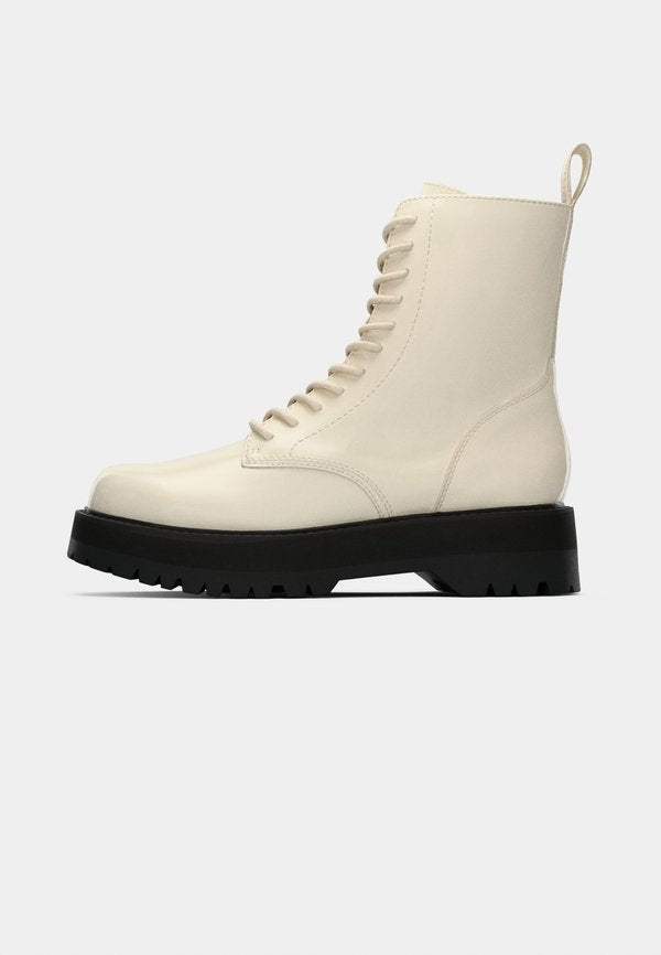 DKNY BATU LACE UP BOOT