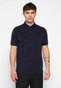 Navyblaue Poloshirt aus weichem Stoff mit kurzen Ärmeln, einem geknöpften Kragen und einem dezenten roten Akzent an der Knopfleiste.